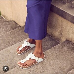 Birkentock Gizeh Flower - Leather - White
SIZE 8-8.5US / 39EU